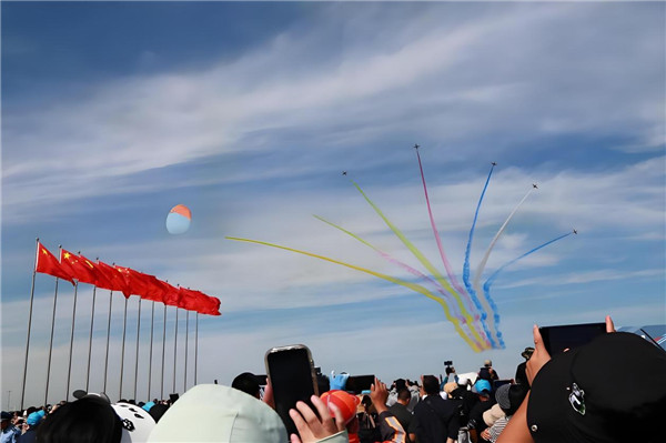 长空起舞，春城绘“蓝”图