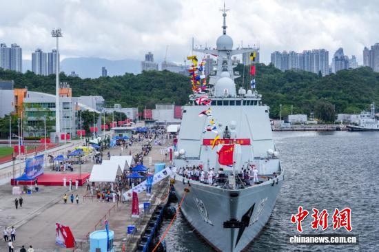 海军南宁舰、衡阳舰面向香港青少年开放参观