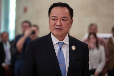 泰国总理阿努廷抵达北京